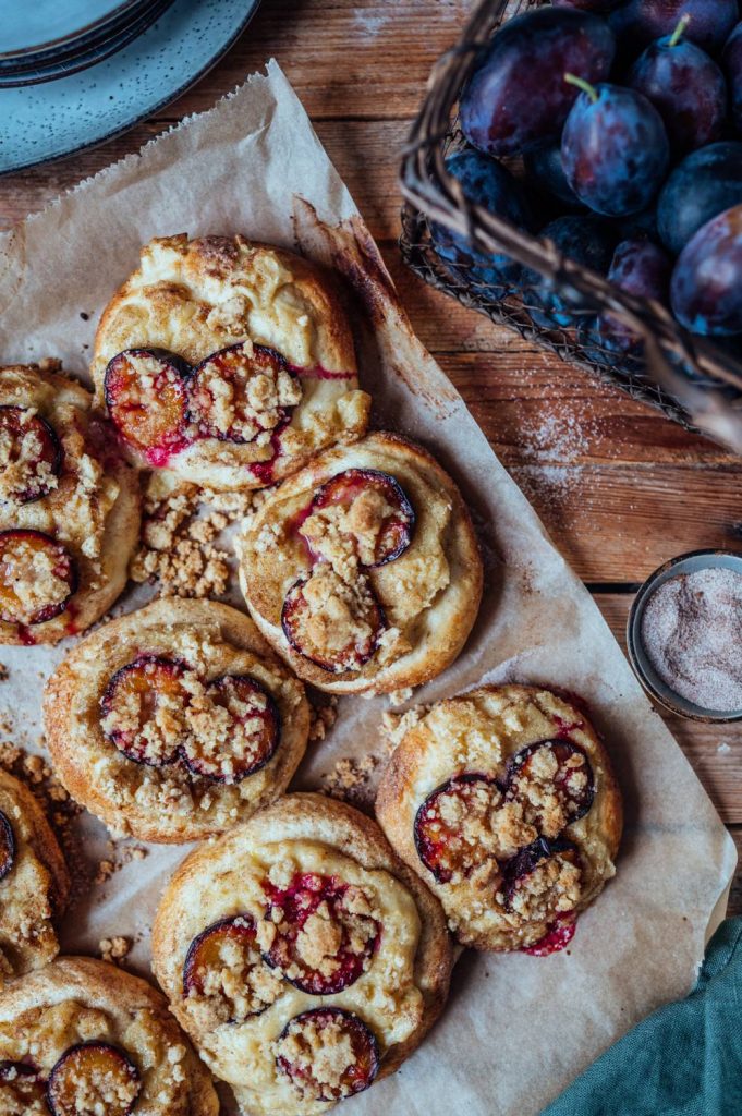 Pflaumen Streusel Taler mit Griesspudding Knusperstübchen