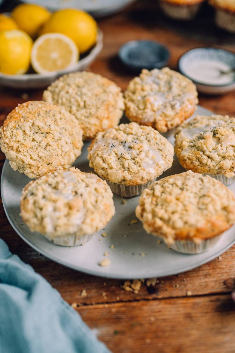 Zitronen Streusel Muffins Mit Mohn Sonne Auf Dem Kuchenteller