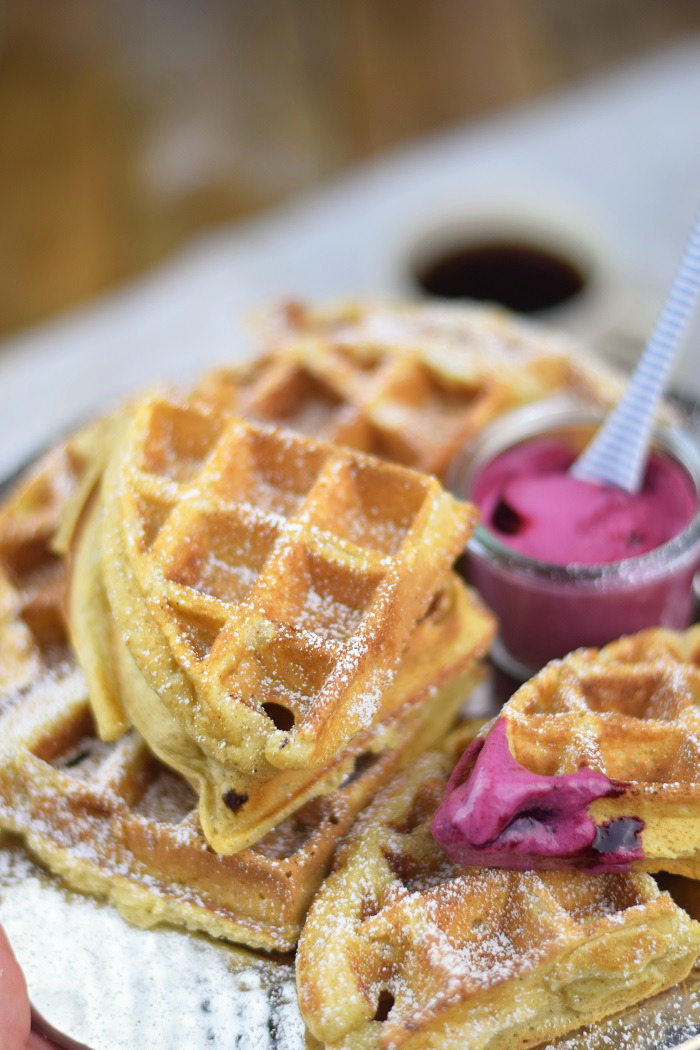 Buttermilchwaffeln - Waffles with buttermilk & Brombeer Joghurt Mousse - Berry Yogurt Mousse (11)