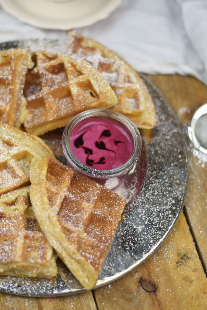 Buttermilch Waffeln mit Beerenmousse ⋆ Knusperstübchen