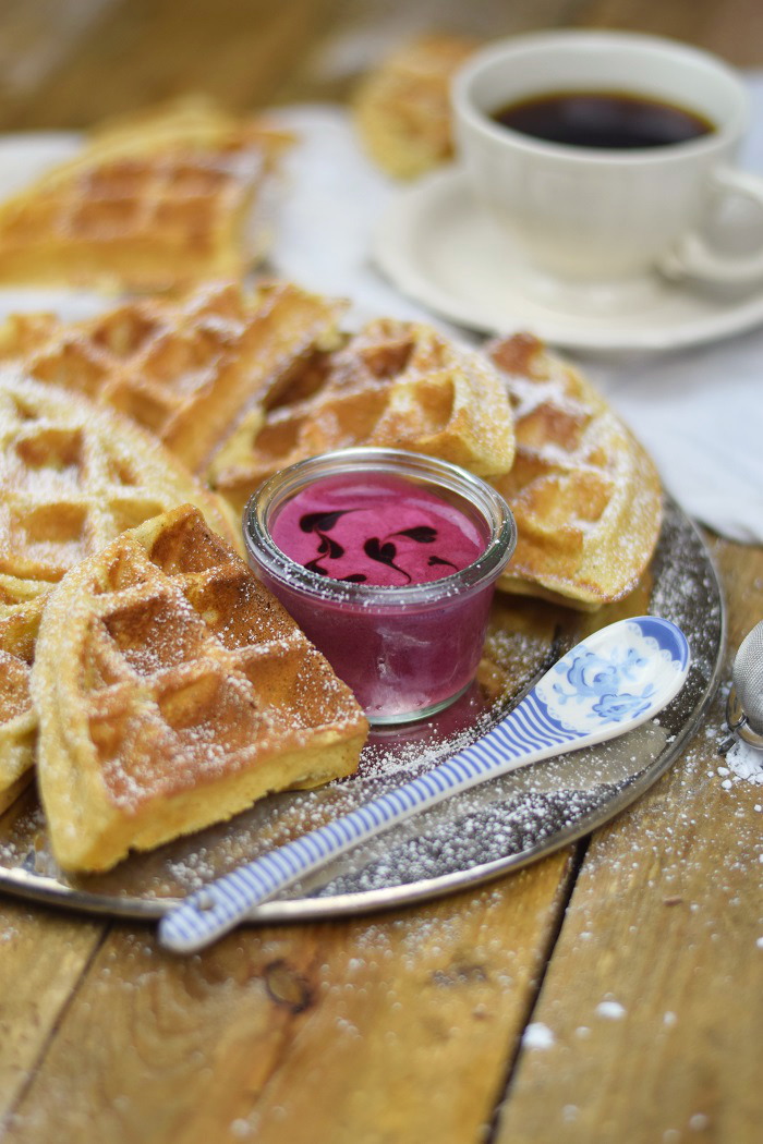 Buttermilchwaffeln - Waffles with buttermilk & Brombeer Joghurt Mousse - Berry Yogurt Mousse (8)