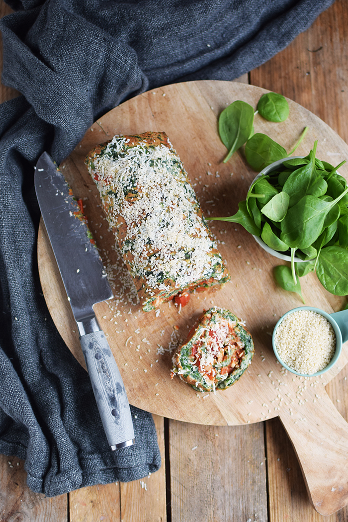 Spinatrolle mit Tomaten Paprika Fuellung - Spinach Roulade with red pepper tomato filling (10)