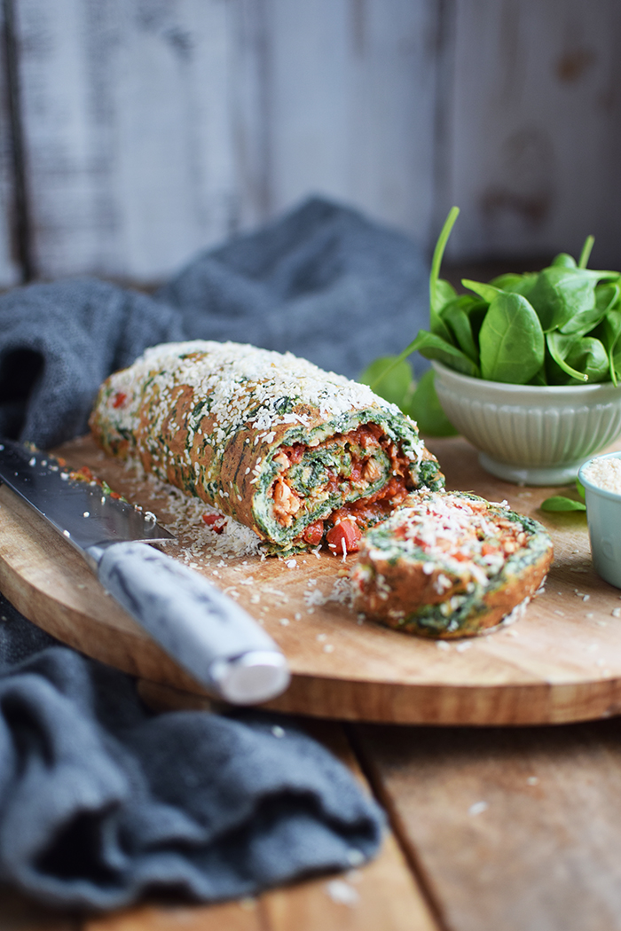 Spinatrolle mit Tomaten Paprika Fuellung - Spinach Roulade with red pepper tomato filling (11)