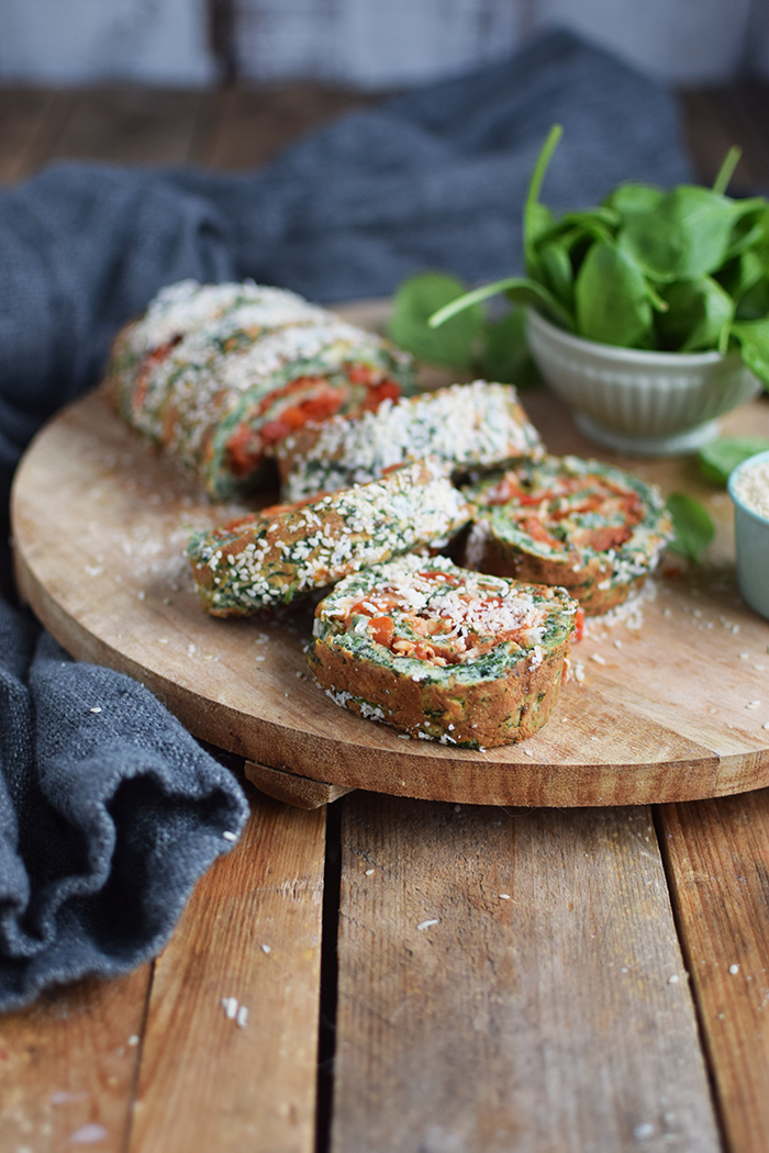 Spinatrolle mit Tomaten Paprika Fuellung - Spinach Roulade with red pepper tomato filling (17)