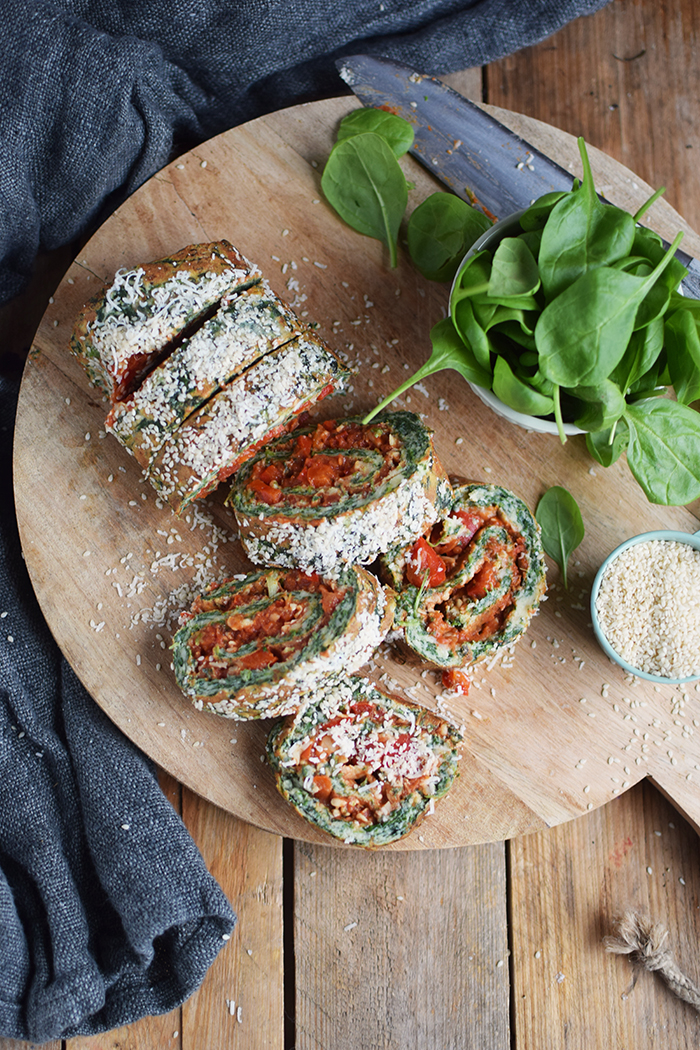 Spinatrolle mit Tomaten Paprika Fuellung - Spinach Roulade with red pepper tomato filling (18)