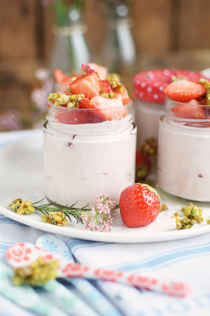 Erdbeerdessert mit Pistazienkrokant - Strawberry Yogurt Dessert with ...