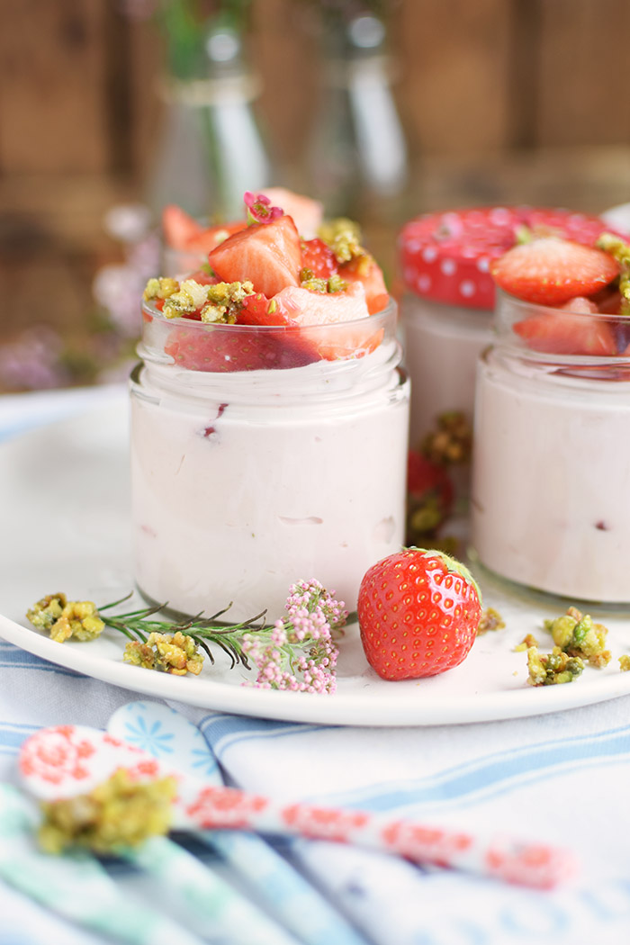 Erdbeerdessert it Pistazienkrokant - Strawberry Yogurt Dessert with pistachio brittle (1)