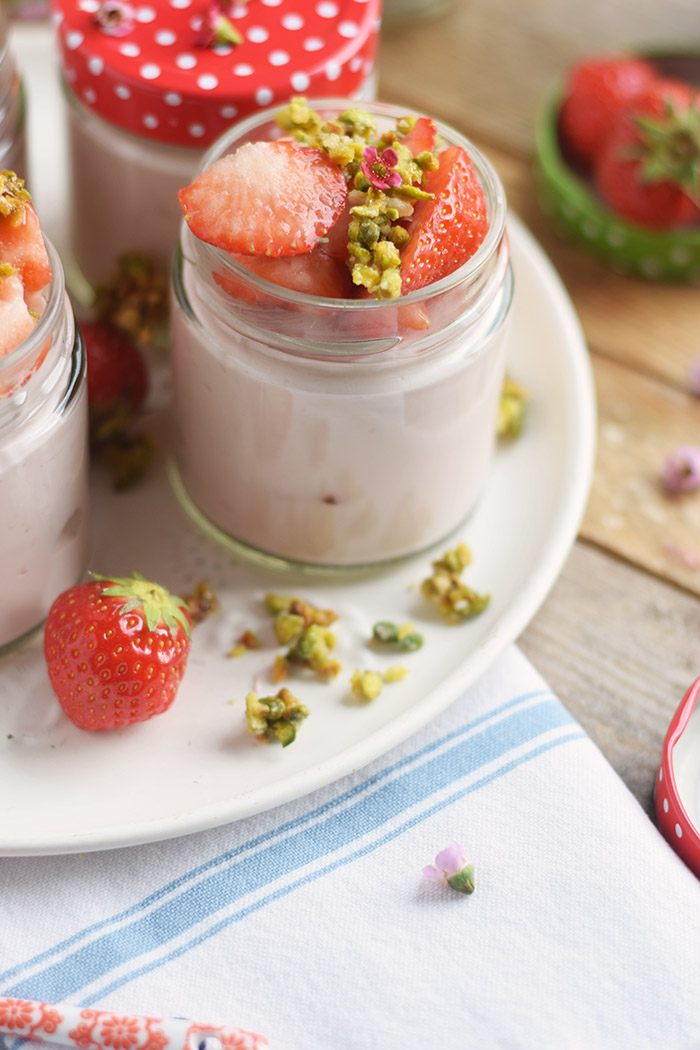 Erdbeerdessert it Pistazienkrokant - Strawberry Yogurt Dessert with pistachio brittle (11)