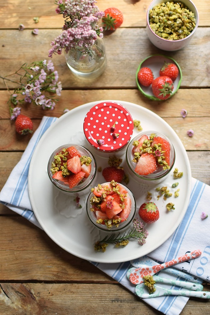 Erdbeerdessert it Pistazienkrokant - Strawberry Yogurt Dessert with pistachio brittle (12)