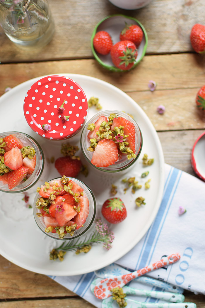 Erdbeerdessert it Pistazienkrokant - Strawberry Yogurt Dessert with pistachio brittle (14)