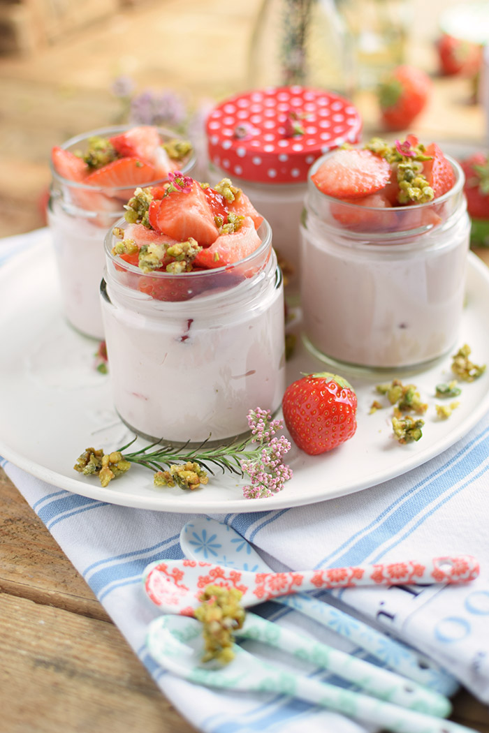 Erdbeerdessert it Pistazienkrokant - Strawberry Yogurt Dessert with pistachio brittle (7)