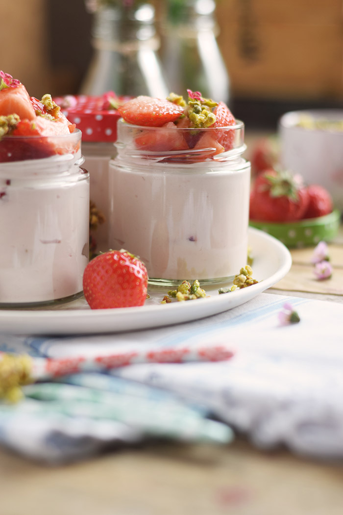 Erdbeerdessert it Pistazienkrokant - Strawberry Yogurt Dessert with pistachio brittle (9)