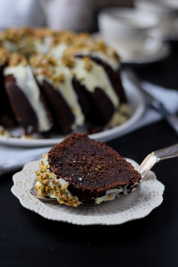 Schokoladenkuchen mit weißer Schokolade und Pistazienkrokant (7)