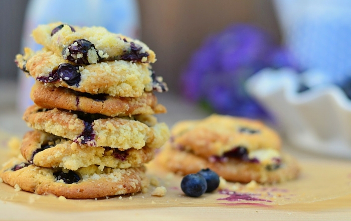 Blaubeer Muffin Crumble Cookies mit weißer Schokolade