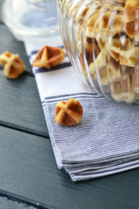 Cinnamon Roll Waffle Bites - Zimtschnecken Waffeln