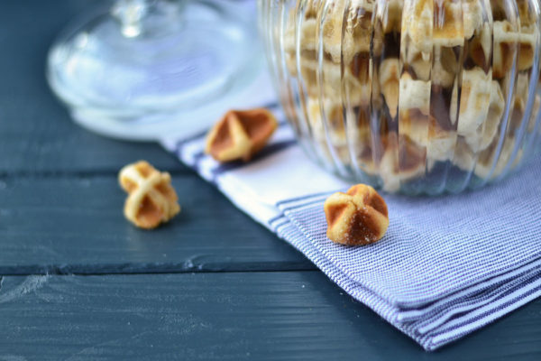 Cinnamon Roll Waffle Bites - Zimtschnecken Waffeln