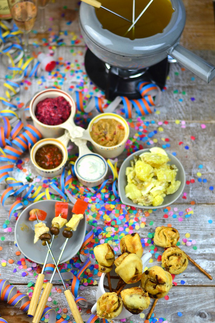 Fondueabend mit Pinwheels Pops Kartoffelsalat und Dips Cranberry Erdnuss Feta und Curry 13-2