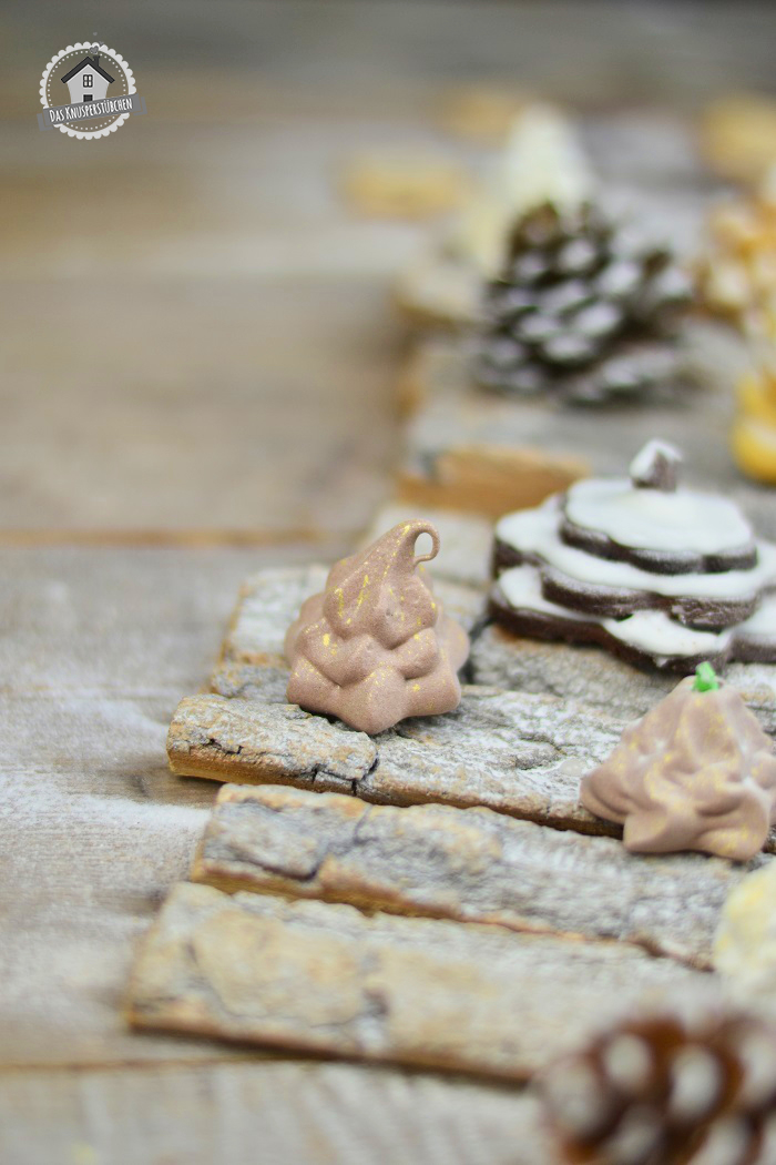 Tannenbaum Plätzchen aus Mürbeteig mit Kakao und Vanille und Kokos und ...