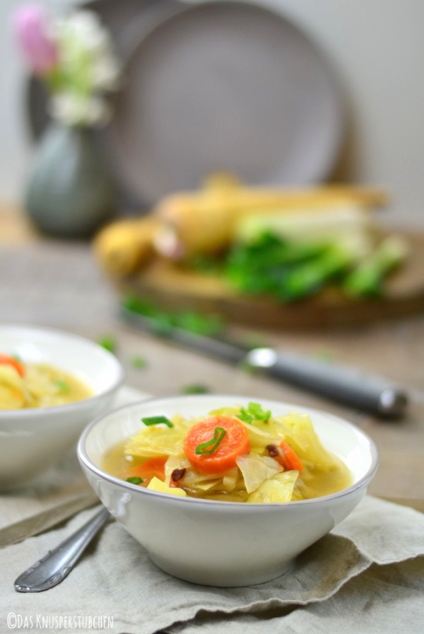 Leichte, würzige Kohlsuppe und Lachs-Lauch-Chowder