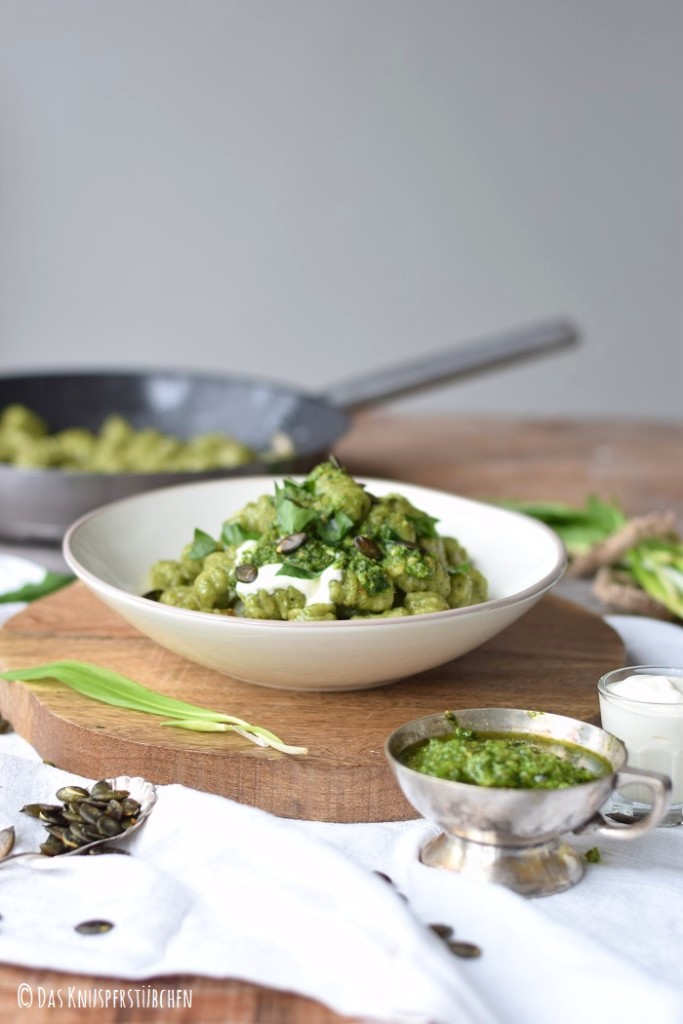 Bärlauch Gnocchi mit Bärlauch-Kürbiskern-Pesto