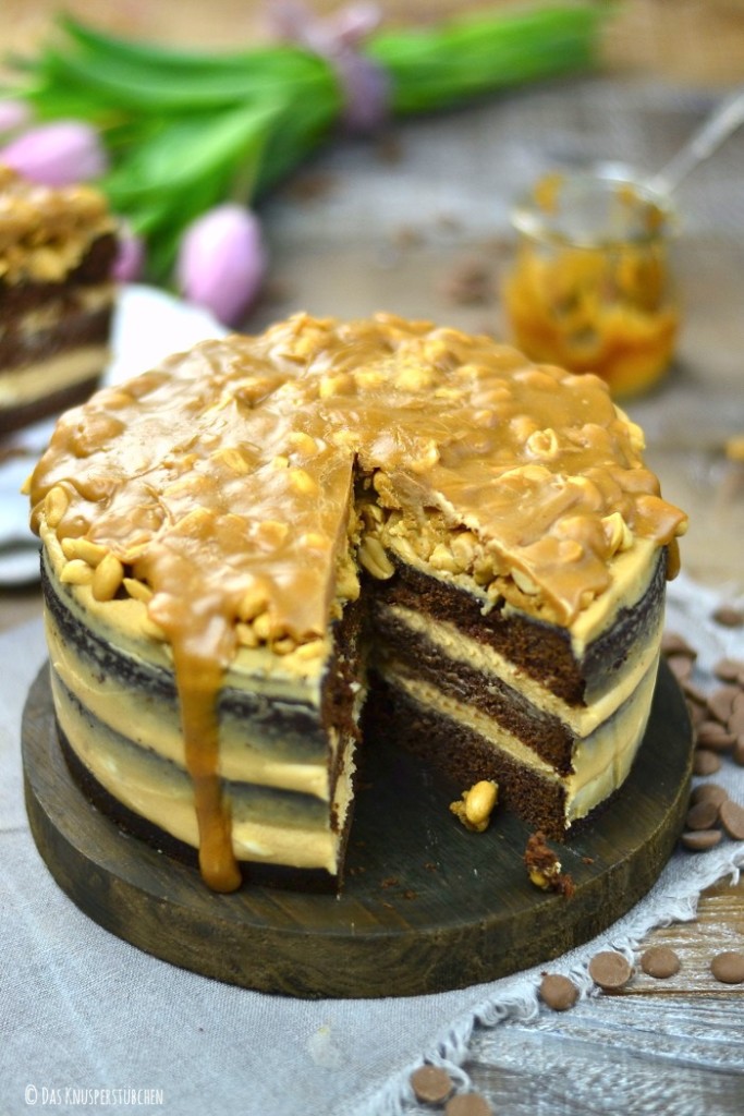 Erdnuss-Karamell-Schokokuchen oder Snickers in Kuchenform