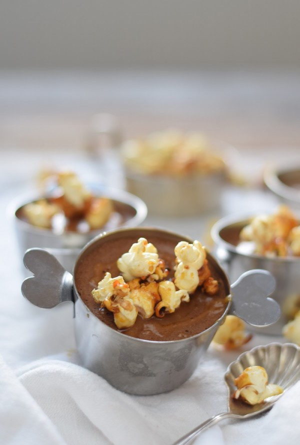 Schoko-Mousse-Pudding mit Karamell-Popcorn und Toffee-Sauce