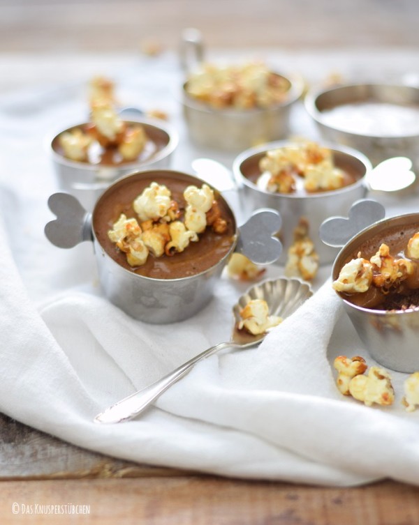 Schoko-Mousse-Pudding mit Karamell-Popcorn und Toffee-Sauce