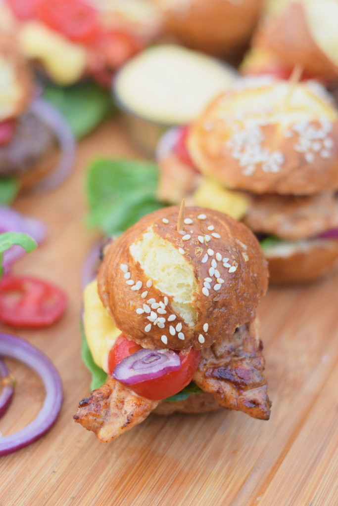 Pretzel Burger Buns - Brezel Feta Burger #grillen #bbq #summer #sommer