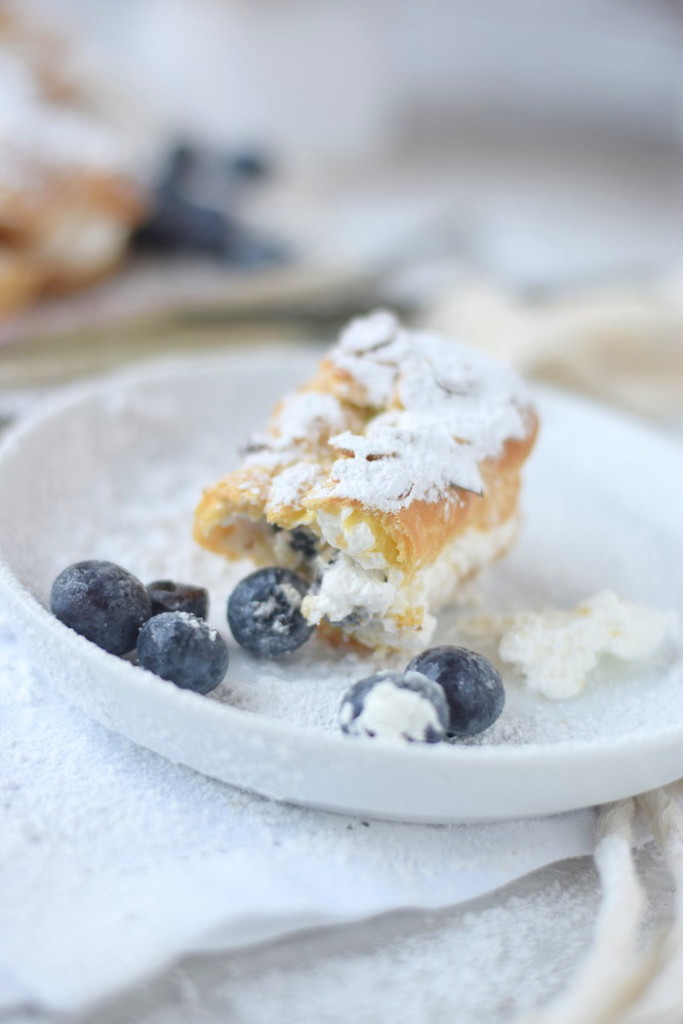 Mandel Windbeutel mit Blaubeeren - Choux Pastry with almondy and ...