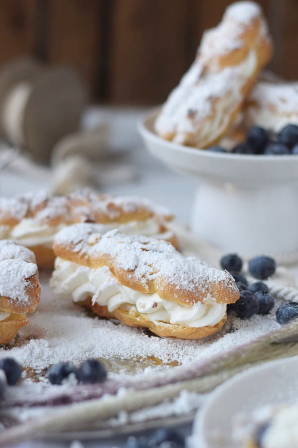 Mandel Windbeutel mit Blaubeeren - Choux Pastry with almondy and ... Mandel Windbeutel mit Blaubeeren - Choux Pastry with almondy and ...