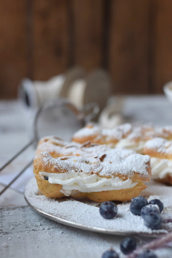 Mandel Windbeutel mit Blaubeeren - Choux Pastry with almondy and ...