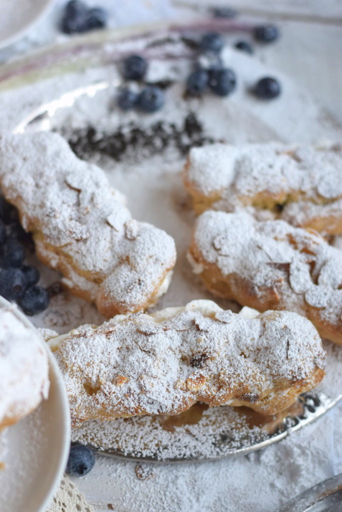 Mandel Windbeutel mit Blaubeeren - Choux Pastry with almondy and ...