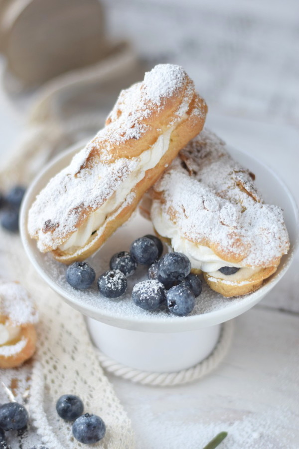 Mandel Windbeutel mit Blaubeeren - Choux Pastry with almondy and ...