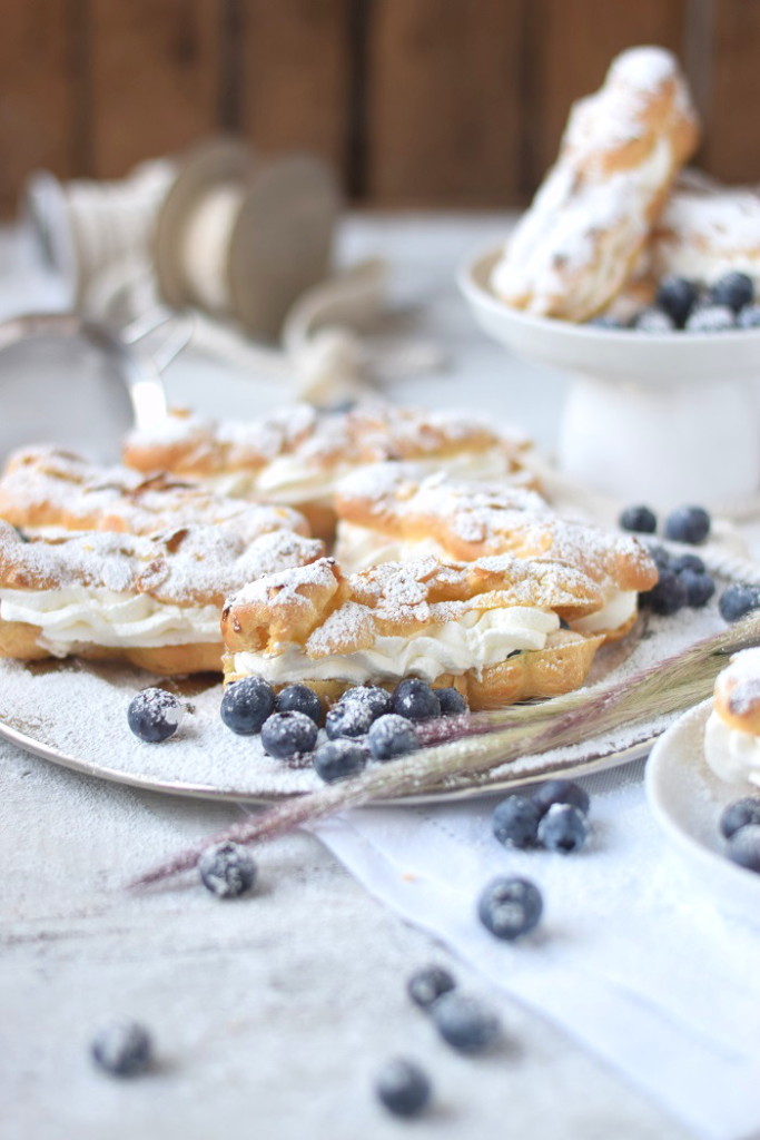 Mandel Windbeutel mit Blaubeeren - Choux Pastry with almondy and ...