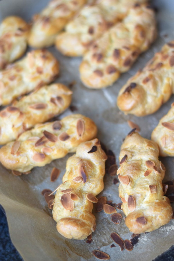 Mandel Windbeutel mit Blaubeeren - Choux Pastry with almondy and ... Mandel Windbeutel mit Blaubeeren - Choux Pastry with almondy and ...