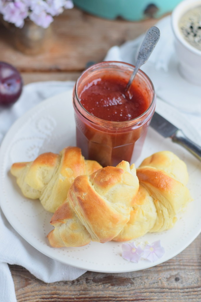 Breakfast Rolls - Fluffige Hörnchen &amp; Pflaumen-Vanille-Marmelade