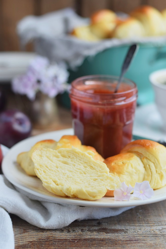Breakfast Rolls - Fluffige Hörnchen &amp; Pflaumen-Vanille-Marmelade