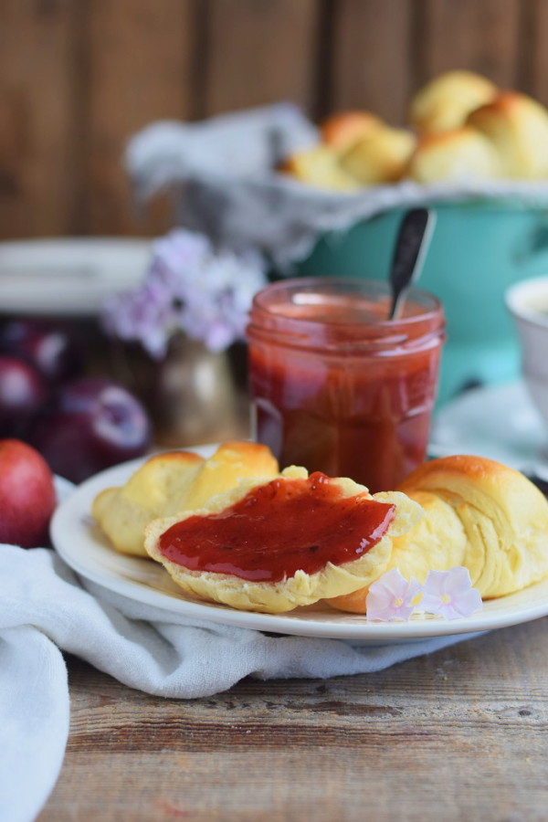 Breakfast Rolls - Fluffige Hörnchen &amp; Pflaumen-Vanille-Marmelade