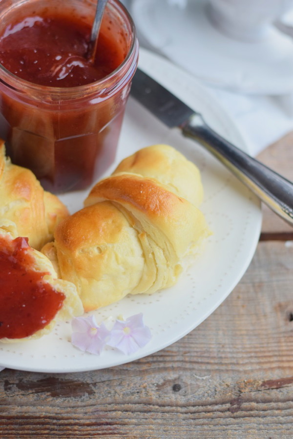 Breakfast Rolls - Fluffige Hörnchen &amp; Pflaumen-Vanille-Marmelade
