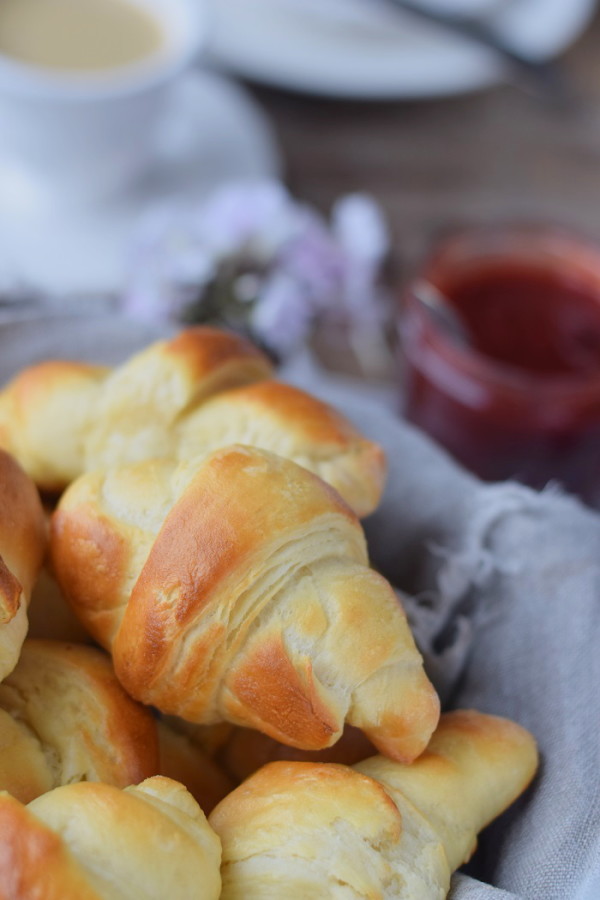 Breakfast Rolls - Fluffige Hörnchen &amp; Pflaumen-Vanille-Marmelade