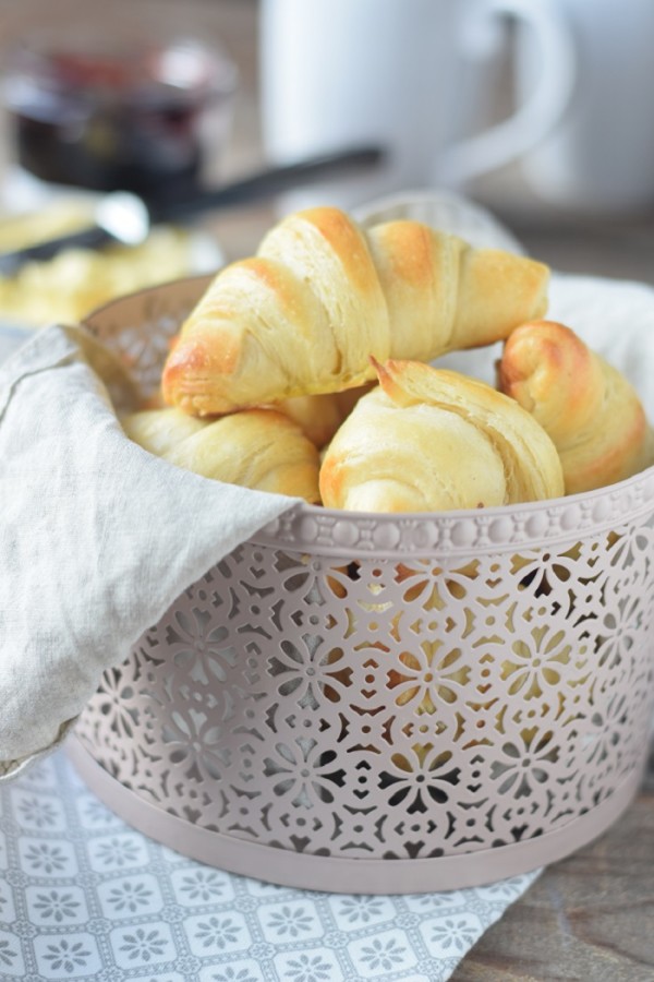 Breakfast Rolls - Fluffige Hörnchen &amp; Pflaumen-Vanille-Marmelade