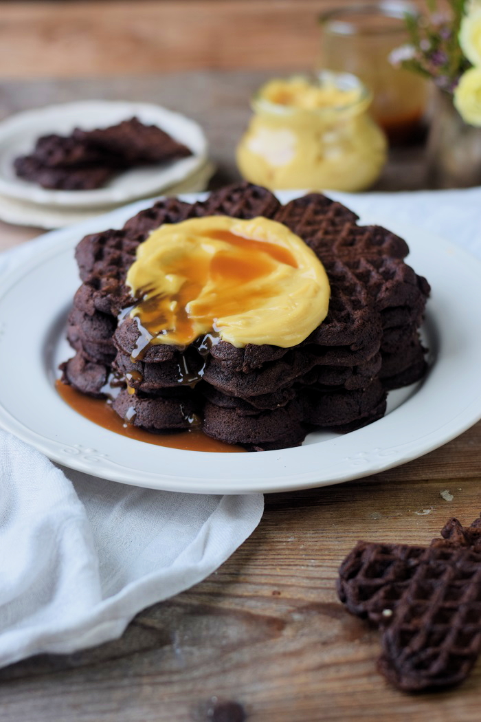 Brownie Waffeln mit Karamellpudding und Karamellsauce - Brownie Waffles with caramel custard and caramel sauce (2)