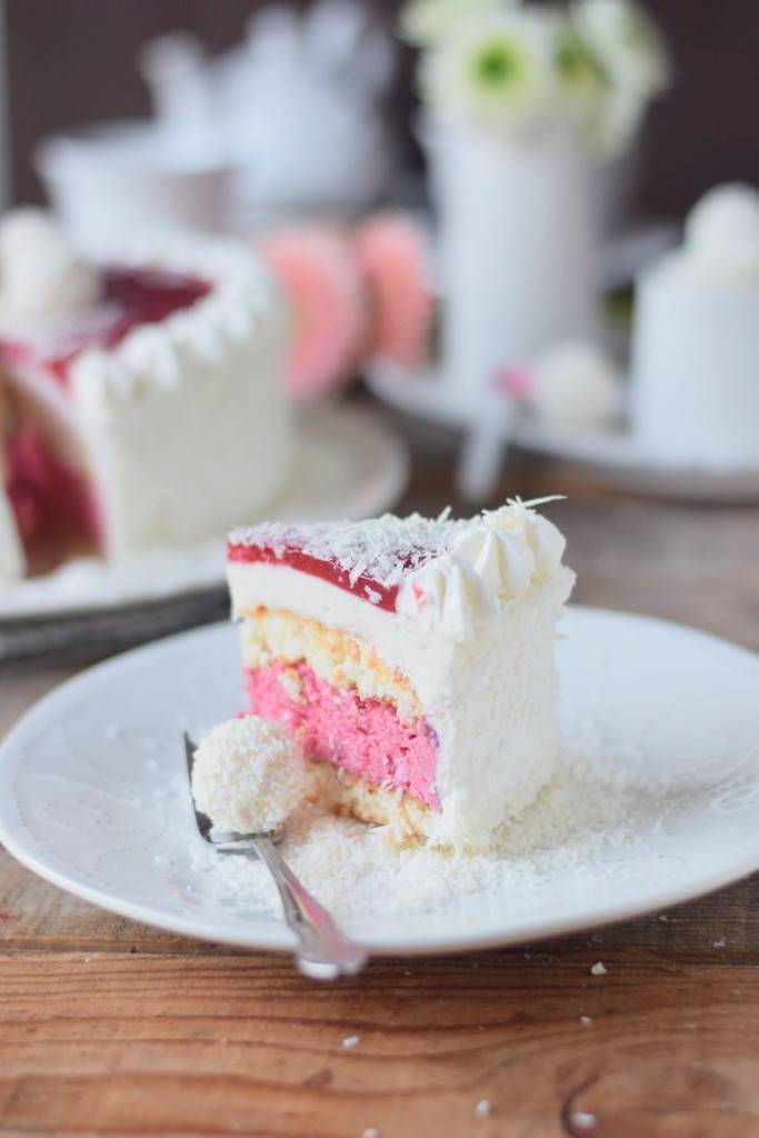 Kokos Mousse Torte mit Himbeer Mousse Kern und weißer Schokolade ...