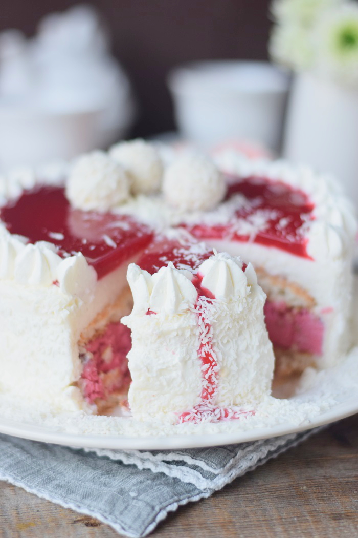 Kokos Mousse Torte mit Himbeer Mousse Kern und weißer Schokolade ...