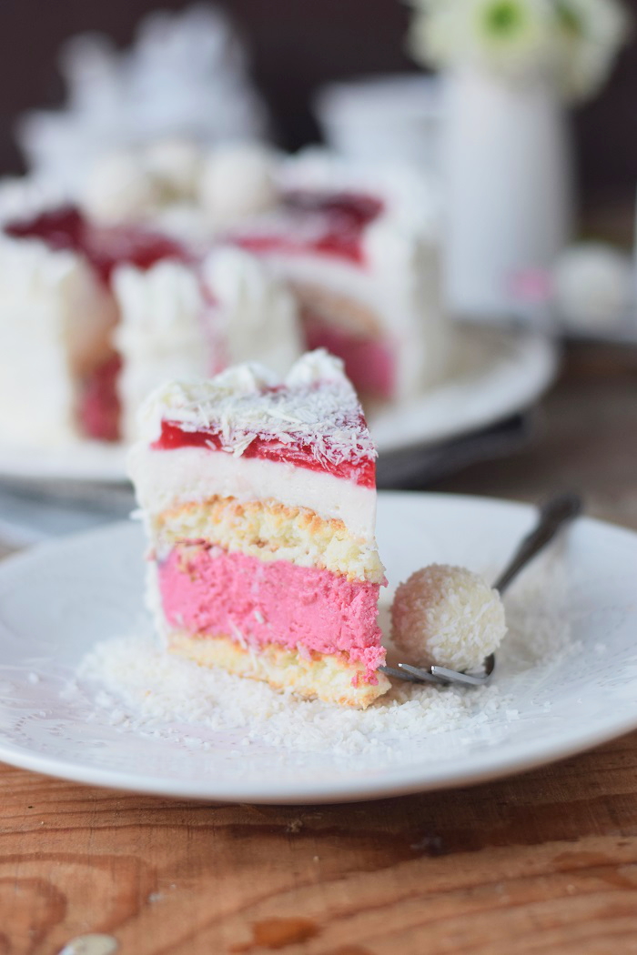 Kokos Mousse Torte mit Himbeer Mousse Kern und weißer Schokolade ...