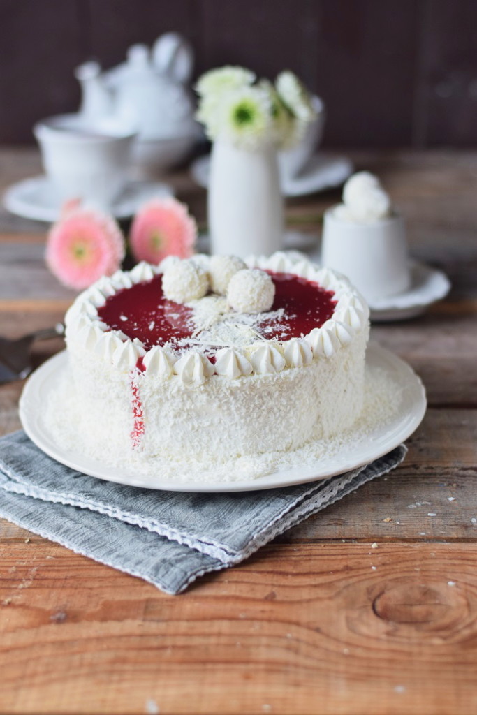 Kokos Mousse Torte mit Himbeer Mousse Kern und weißer Schokolade ... Kokos Mousse Torte mit Himbeer Mousse Kern und weißer Schokolade ...