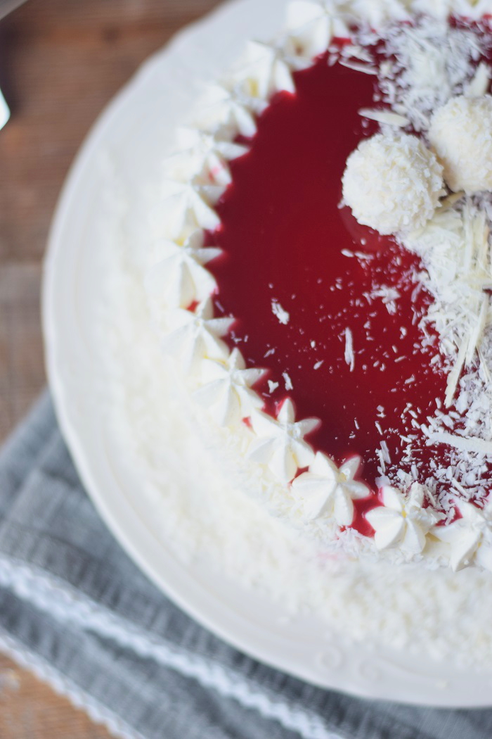 Kokos Mousse Torte mit Himbeer Mousse Kern und weißer Schokolade ...