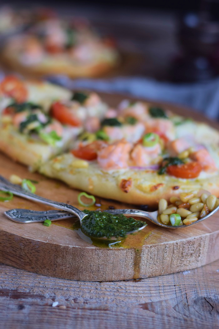Lachs Pizza mit Dill Basilikum Tomaten und roten Zwiebeln - Salmon Pizza with dill basil tomatoes and red onion #pizzatime #pizza #lachs #salmon (13)