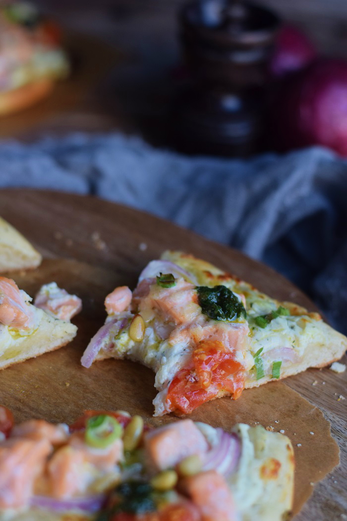Lachs Pizza mit Dill Basilikum Tomaten und roten Zwiebeln - Salmon Pizza with dill basil tomatoes and red onion #pizzatime #pizza #lachs #salmon (16)