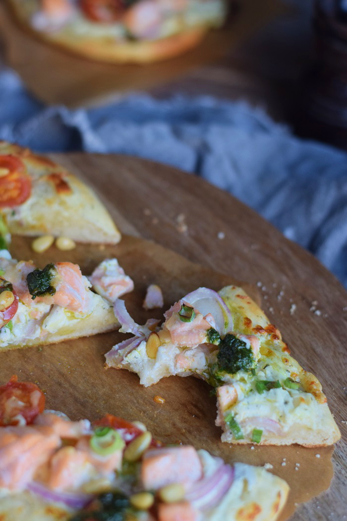 Lachs Pizza mit Dill Basilikum Tomaten und roten Zwiebeln - Salmon Pizza with dill basil tomatoes and red onion #pizzatime #pizza #lachs #salmon (17)